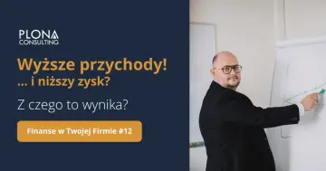 Mężczyzna w garniturze tłumaczy na tablicy wykres, jak wyższe przychody mogą nie oznaczać wyższego zysku.