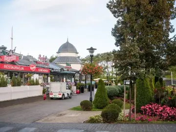 Spacer po alei gwiazd w Międzyzdrojach. Restauracje, kawiarnie i zielone zakątki tworzą urokliwy krajobraz.