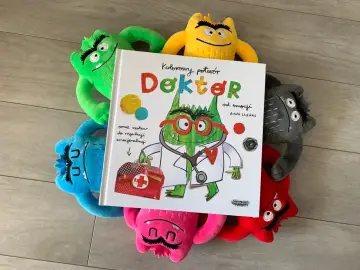 Kolorowy potwór Doktor od emocji, otoczony pluszowymi potworami, czeka na przedszkole.