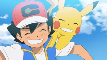 Uśmiechnięty Ash Ketchum z Pikachu na ramieniu, na tle błękitnego nieba z chmurami.