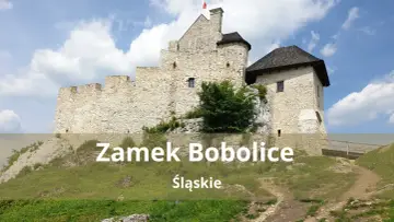 Kamienny zamek Bobolice na Jurze Krakowsko-Częstochowskiej, z wieżami i murami obronnymi, góruje nad zielonym wzgórzem.