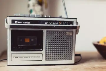 Stary radioodtwarzacz kasetowy Tokyo Flipper. Na skali widoczna częstotliwość 100 MHz, idealna do słuchania Złotych Przebojów.