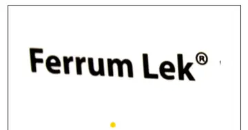 Napis "Ferrum Lek" z symbolem ®. Ten lek jest często stosowany w leczeniu niedoboru żelaza.