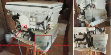 Widok wnętrza zmywarki, gdzie woda ze zlewu cofa się do zmywarki. Widoczny zapchany zbiornik i elementy pompy.