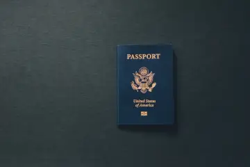Niebieski paszport USA na ciemnym tle. Dokument podróżny, który pokazuje, ile ważny jest paszport i otwiera drzwi do świata.