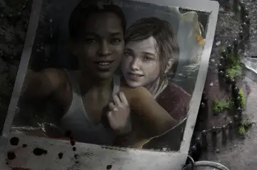 Foto de Riley y Ellie, amigas inseparables en The Last of Us. Un recuerdo preciado antes de que la vida las separara.