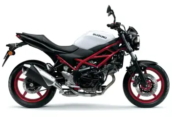 Biały motocykl Suzuki SV 650 z czerwonym stelażem i felgami. Poznaj jego dane techniczne i możliwości.