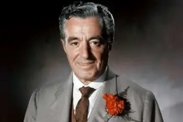 Ritratto di Vittorio De Sica, con un fiore rosso all'occhiello, forse la sua ultima apparizione pubblica.