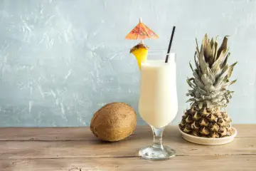 Pyszny koktajl Pina Colada, z ananasem i kokosem, idealny na letnie orzeźwienie. Oto prosty pina colada przepis!