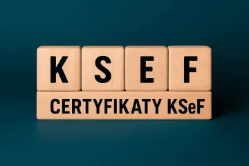 Drewniane klocki z literami K, S, E, F ułożone w dwa rzędy. Dolny rząd zawiera napis "CERTYFIKATY KSeF".
