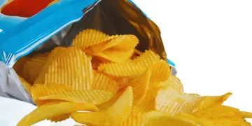 Chrupki wysypujące się z niebieskiej paczki. Pytanie: gdzie wyrzucić opakowanie po chipsach?