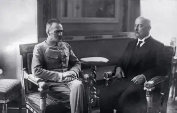 Józef Piłsudski, pierwszy prezydent Polski, w rozmowie z przedstawicielem władz.