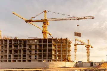 Budowa osiedla z żurawiami w tle. Czy to właśnie tutaj znany deweloper został oskarżony o ukrywanie wad konstrukcyjnych?