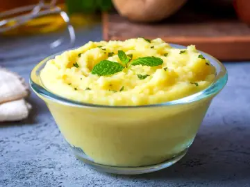 Puszyste puree ziemniaczane, idealne do obiadu. Dowiedz się, jak zrobić puree ziemniaczane krok po kroku.