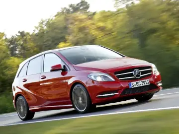 Czerwony Mercedes Klasa B w ruchu. Wiele osób szuka opinii o tym modelu, a ten egzemplarz wygląda świetnie.