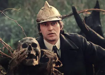 Jan Nowicki w hełmie i z czaszką w ręku, scena z jednego z jego filmów.