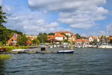 Port z żaglówkami i budynkami, idealne miejsce, gdzie na Mazury.