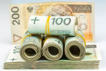Zwijane banknoty 100 zł i 200 zł. Czy to symbol tego, dlaczego banki zaostrzyły warunki kredytowania dla mieszkań w budynkach z lat 70.?