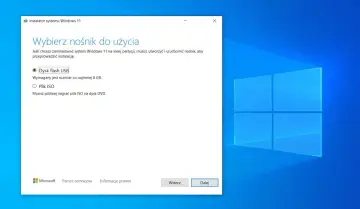 Instalator Windows 11 pyta o wybór nośnika: Dysk flash USB (min. 8 GB) lub Plik ISO.