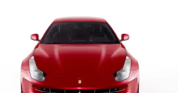 Czerwone Ferrari FF z przodu, z widocznymi reflektorami i grillem.