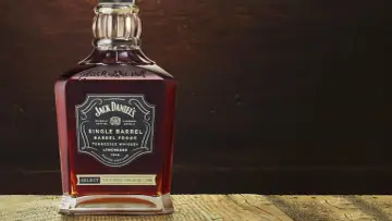 Butelka Jack Daniel's Single Barrel. Wyjątkowy smak, który przenosi wprost do Lynchburga.