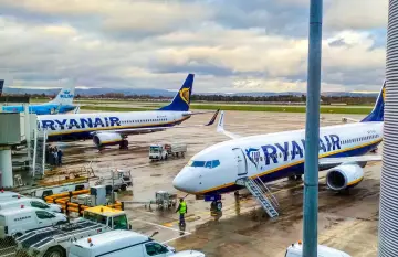 Samoloty Ryanair na płycie lotniska, gotowe do lotów do Anglii. W tle widać samolot KLM.