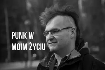 Mężczyzna z irokezem i okularami, uśmiechnięty. Napis "PUNK W MOIM ŻYCIU" sugeruje, że punk rock to jego pasja.