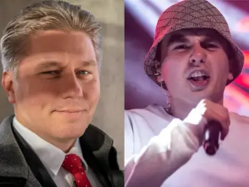 Dwaj mężczyźni, jeden w garniturze, drugi w kapeluszu, jakby tata i jego syn.