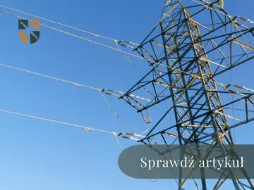 Wysoki słup na działce, który stoi tam od ponad 30 lat, z przewodami energetycznymi na tle błękitnego nieba.