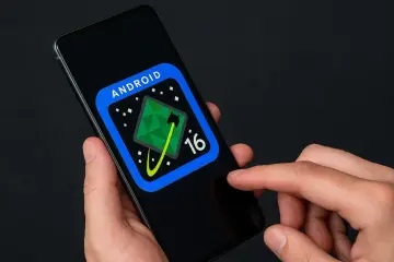 Na ekranie smartfona widnieje logo Android 16, symbolizujące najnowszy android.
