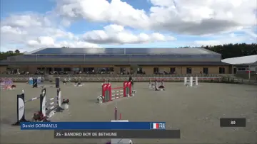 Daniel Dormaels et son cheval 25 - Bandro Boy de Bethune s'élancent sur la piste d'obstacles sous un ciel nuageux.