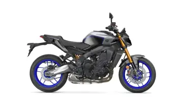 Szary motocykl Yamaha MT-09 z niebieskimi felgami i złotym zawieszeniem. Poznaj jego yamaha mt-09 dane techniczne.