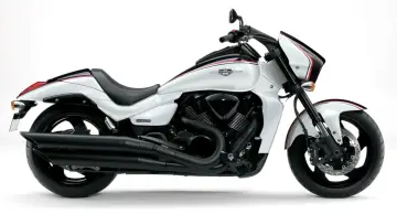 Biały motocykl Suzuki Intruder 1800 z czarnymi akcentami i potężnym silnikiem V-twin.