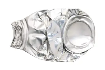 Zgnieciona puszka po napoju, wykonana z aluminium. Cena za kg tego surowca jest zmienna.