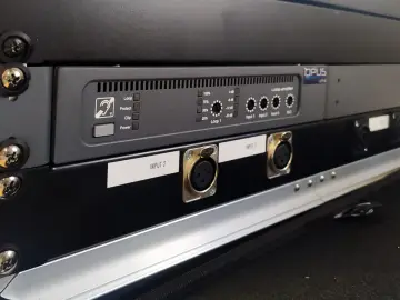Wzmacniacz pętli indukcyjnej z wejściami XLR i wskaźnikami LED.