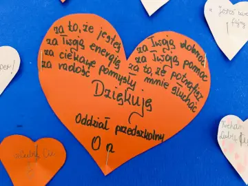 Serce z napisem "Dziękuję" i listą powodów, dla których warto być wdzięcznym. To świetne pomysły na walentynki w szkole, pokazujące, jak doceniać innych.