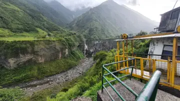 Widok na wodospad i kanion w Vilcabamba. Żółta platforma widokowa z metalową balustradą.