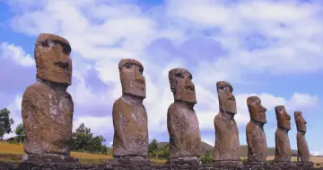 Rząd kamiennych posągów Moai na Wyspie Wielkanocnej. Każdy monolit, wyrzeźbiony z wulkanicznego tufu, patrzy w głąb lądu.