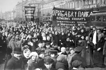 Tłum ludzi na ulicy, niosący transparenty. Jeden z nich głosi: "Dodatek do racji żywnościowych dla rodzin żołnierzy, obrońców wolności i ludu". To wyraz opozycji wobec ówczesnej sytuacji.