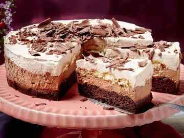 Schoko-Sahne-Torte: Ein Konditor-Meisterwerk mit drei Schichten Mousse, Biskuit und Schokostreuseln. Ein Traum für jeden Kuchenliebhaber, inspiriert von einem klassischen Rezept.
