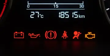 Kontrolki Volvo XC60: kontrolka akumulatora, oleju, hamulca ręcznego, pasów bezpieczeństwa, poduszek powietrznych i silnika.