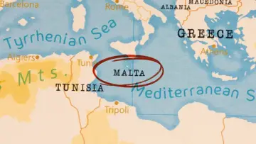 Malta wyspa do kogo należy? Mapa pokazuje Maltę, małą wyspę na Morzu Śródziemnym, między Tunezją a Grecją.
