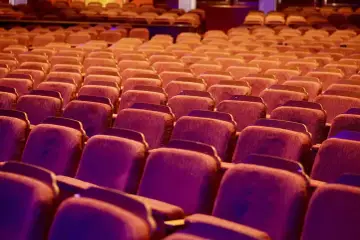 Jakie miejsca w teatrze wybrać, aby nie stracić na widoku i dźwięku?