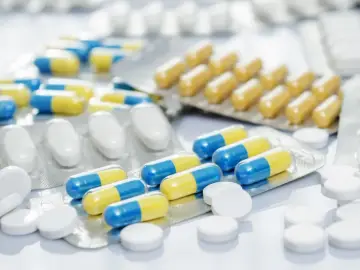 Leki w blistrach i tabletki. Niepokój ruchowy może być łagodzony przez odpowiednie leki, takie jak te widoczne na zdjęciu.