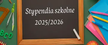Tablica z napisem "Stypendia szkolne 2025/2026". Obok przybory szkolne, zeszyty i kredki. Czy zasiłek rodzinny wlicza się do stypendium szkolnego?