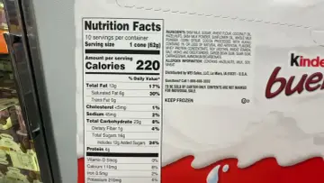 Kinder Bueno kcal: 220 na porcję. Tabela wartości odżywczych pokazuje składniki i kaloryczność.