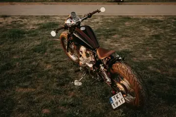 Customowy motocykl Honda Rebel 125, z brązowym siedzeniem i zbiornikiem, idealny do miasta. Dane techniczne tego modelu są imponujące.