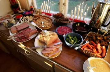 Julmat lista: en buffé med julskinka, köttbullar, prinskorv, leverpastej, sill och Janssons frestelse.