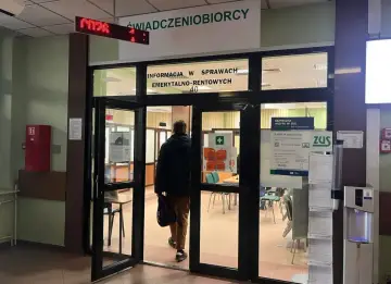 Mężczyzna wchodzi do placówki ZUS, gdzie sprawdzić umowy zlecenia. Widoczny napis "Informacja w sprawach emerytalno-rentowych".
