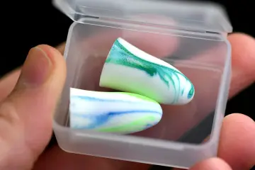 Deux boules quies colorées dans leur boîte, pour un sommeil paisible et sans acouphène.